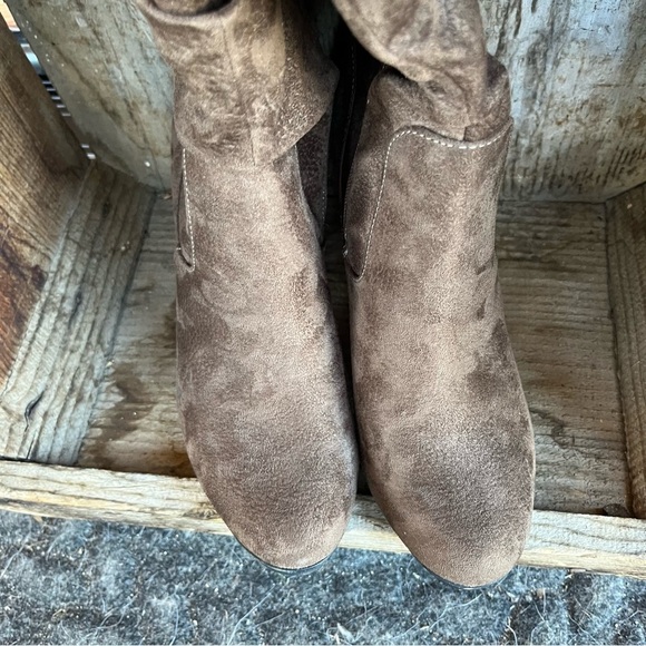 WhiteMT Heeled Boots - Picture 5 of 9